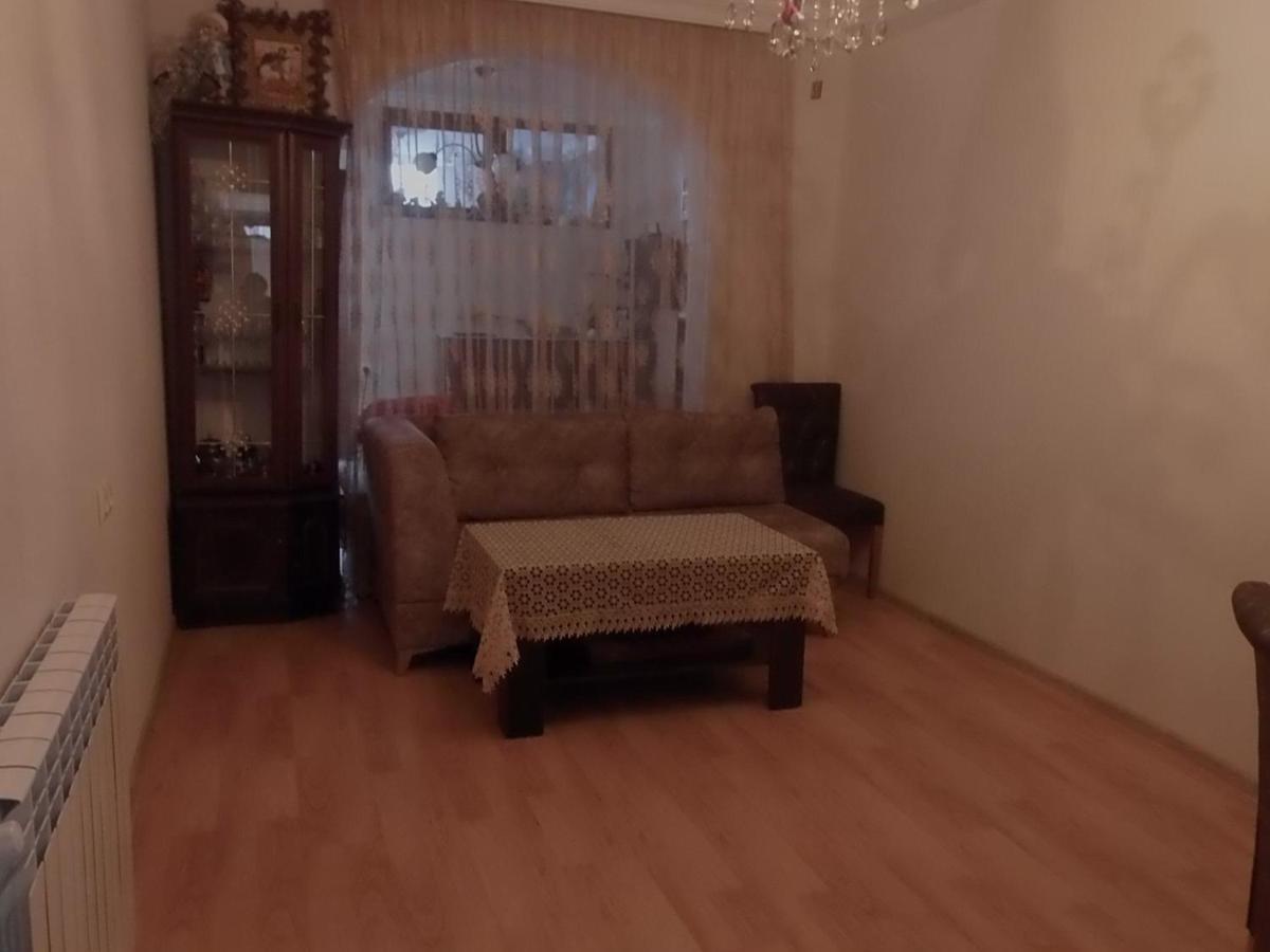 Bright And Cozy Apartment バトゥーミ エクステリア 写真
